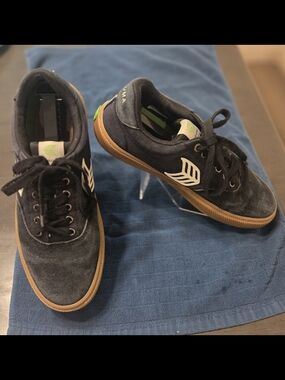 Cariuma Men's Size  10.5, Women's Size 12 Black Canvas Skate Shoes with Gum Sole